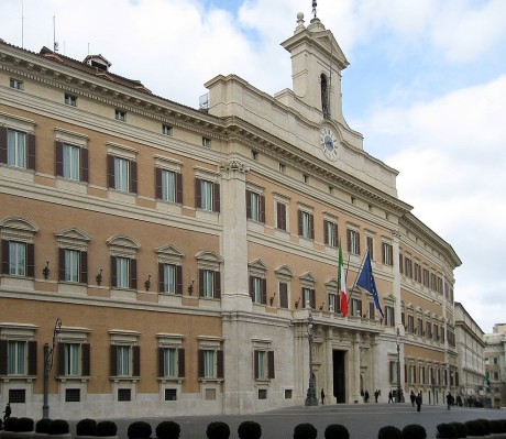 1024px-Palazzo_Montecitorio_Rom_2009