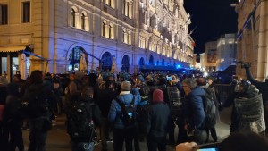 Un momento degli scontri a Trieste