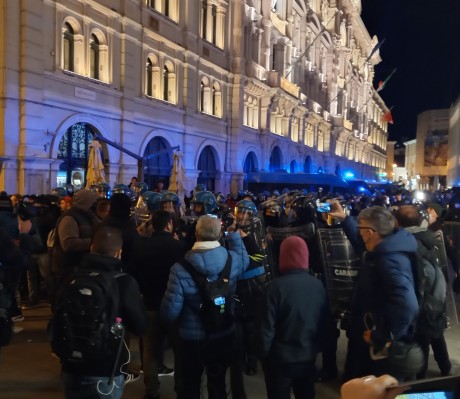 Un momento degli scontri a Trieste
