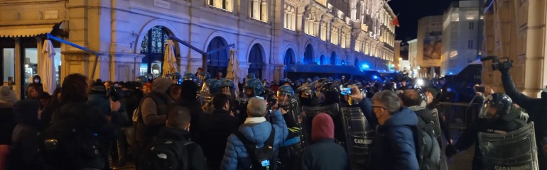 Un momento degli scontri a Trieste